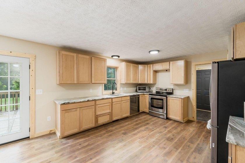 **Agent Owned** Taken down to the studs and rebuilt. This 3-bed - photo 15