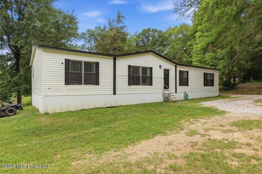 Welcome to country living at its finest! This like-new 2024 - photo 3