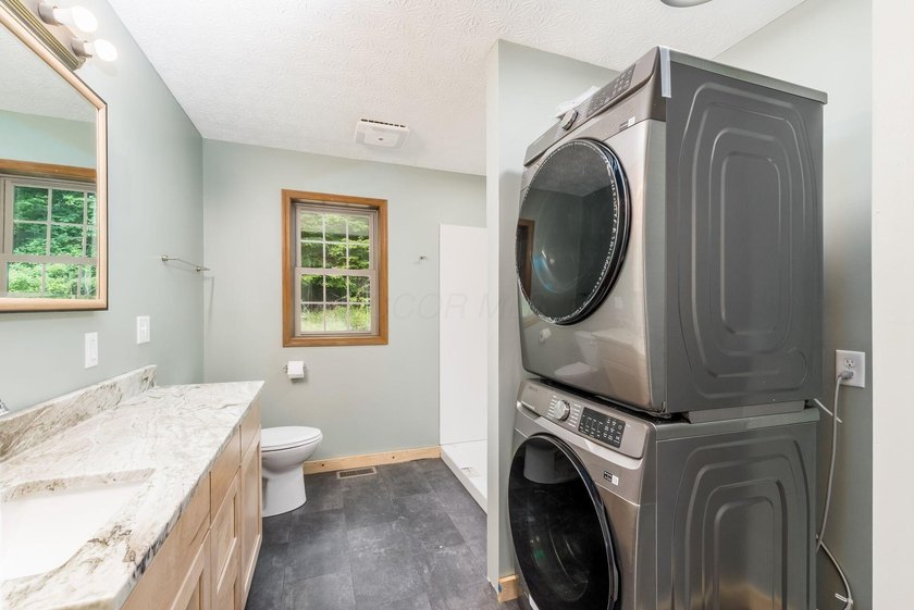**Agent Owned** Taken down to the studs and rebuilt. This 3-bed - photo 31
