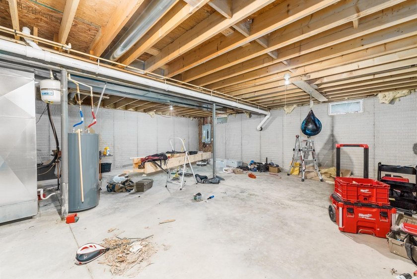 **Agent Owned** Taken down to the studs and rebuilt. This 3-bed - photo 45