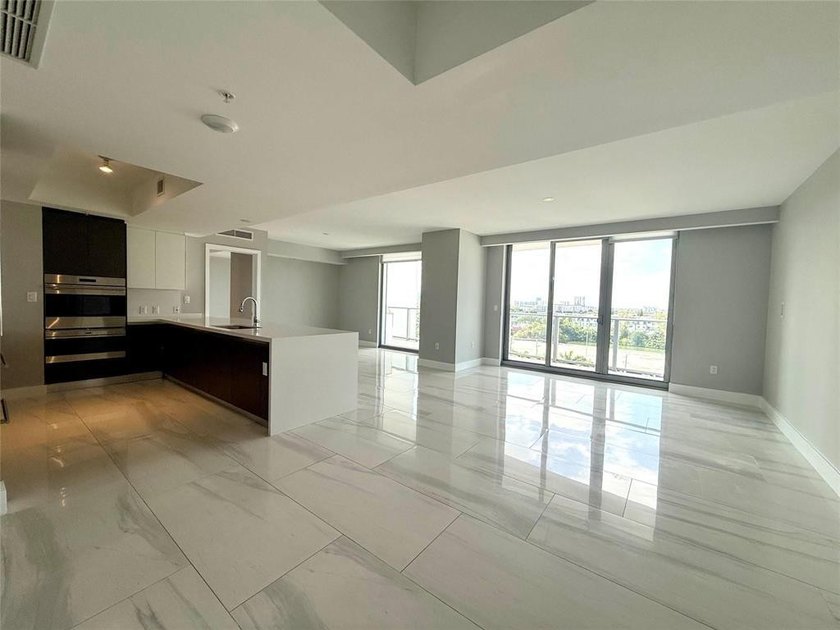 PRICED TO SELL !!! this sparkling new 2/2 condo in the luxury - photo 2