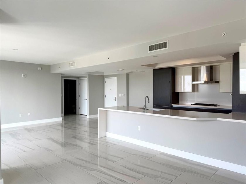 PRICED TO SELL !!! this sparkling new 2/2 condo in the luxury - photo 6