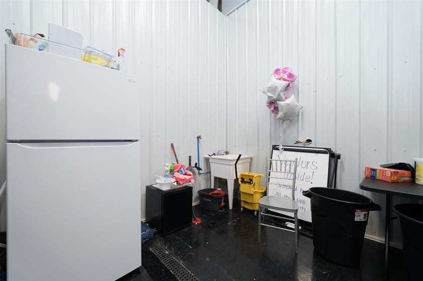 Commercial building offering 2,640 sq. ft. with extensive - photo 15