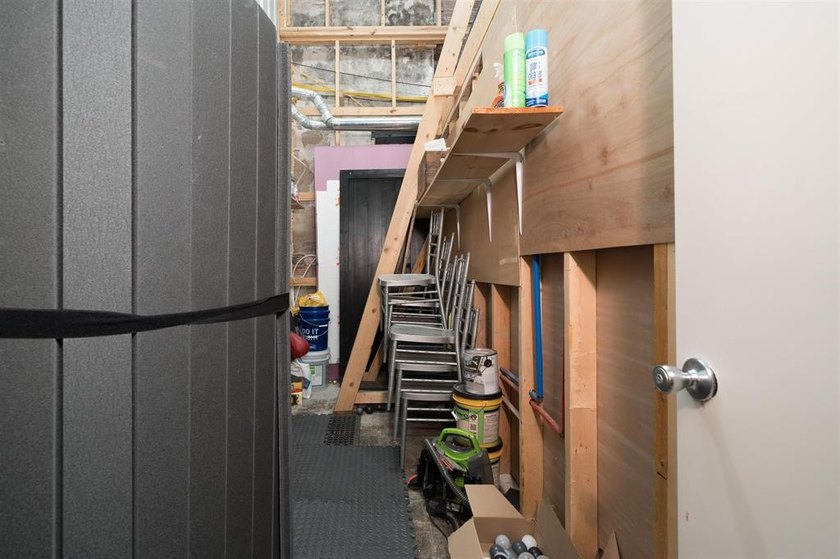 Commercial building offering 2,640 sq. ft. with extensive - photo 16