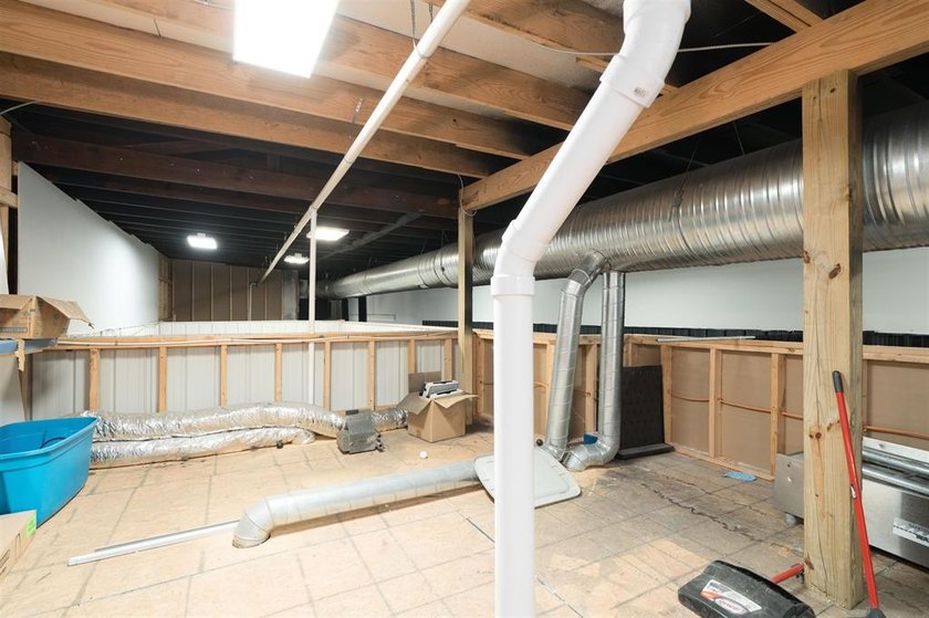 Commercial building offering 2,640 sq. ft. with extensive - photo 17