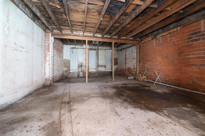 Commercial building offering 2,640 sq. ft. with extensive - photo 19