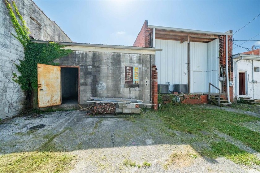 Commercial building offering 2,640 sq. ft. with extensive - photo 20