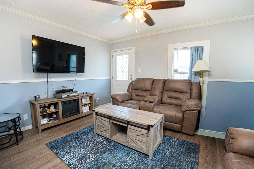 Welcome to this charming 2-bedroom, 1-bathroom manufactured home - photo 2