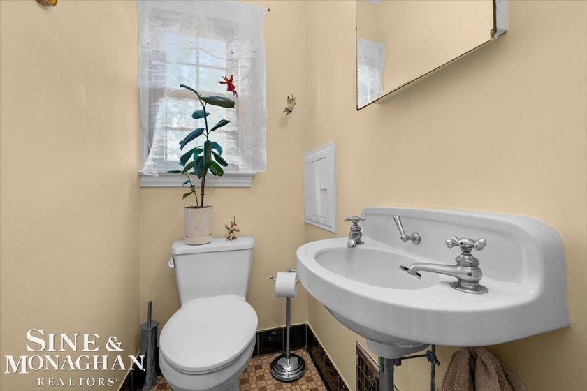 Meticulously cared for and rich in keeping of its 1930s design - photo 23