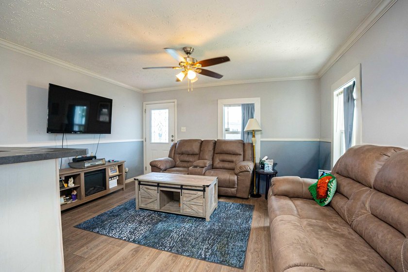 Welcome to this charming 2-bedroom, 1-bathroom manufactured home - photo 3