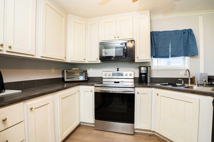 Welcome to this charming 2-bedroom, 1-bathroom manufactured home - photo 5