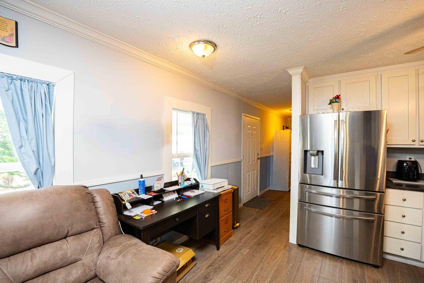 Welcome to this charming 2-bedroom, 1-bathroom manufactured home - photo 7