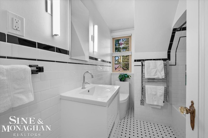 Meticulously cared for and rich in keeping of its 1930s design - photo 31
