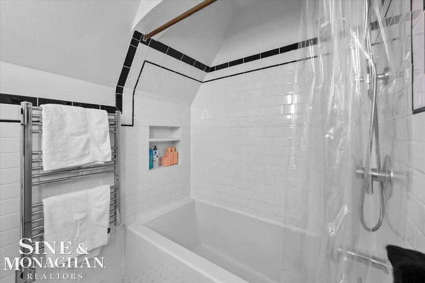 Meticulously cared for and rich in keeping of its 1930s design - photo 32