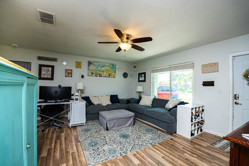 Welcome to this beautifully updated 3-bedroom, 2-bath home, this - photo 3