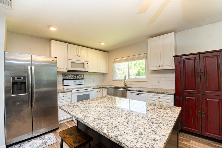 Welcome to this beautifully updated 3-bedroom, 2-bath home, this - photo 6