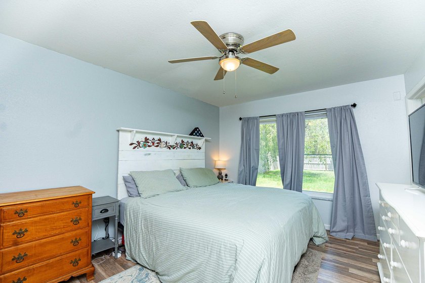 Welcome to this beautifully updated 3-bedroom, 2-bath home, this - photo 7