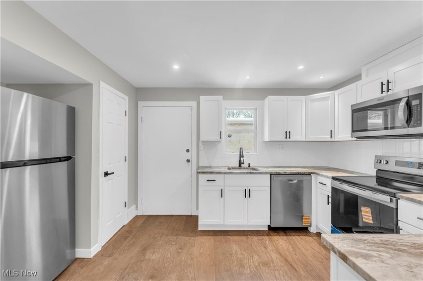 High-End, Move-In Ready Condo in a Highly Sought-After End Unit! - photo 11