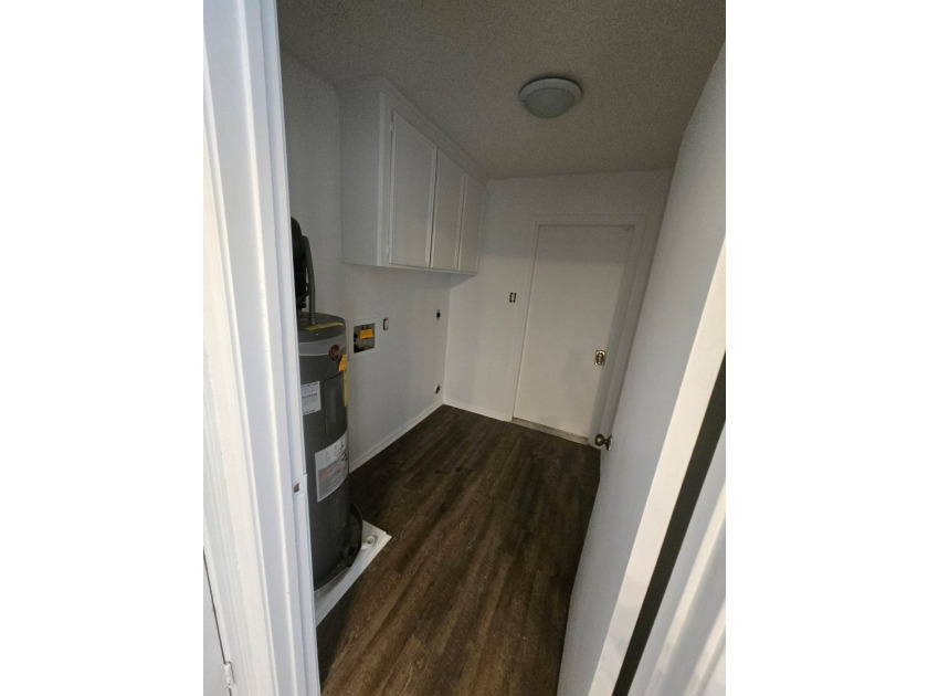 Beautiful, newly renovated 3 bed, 3 bath home with private - photo 16