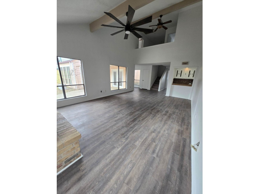 Beautiful, newly renovated 3 bed, 3 bath home with private - photo 17