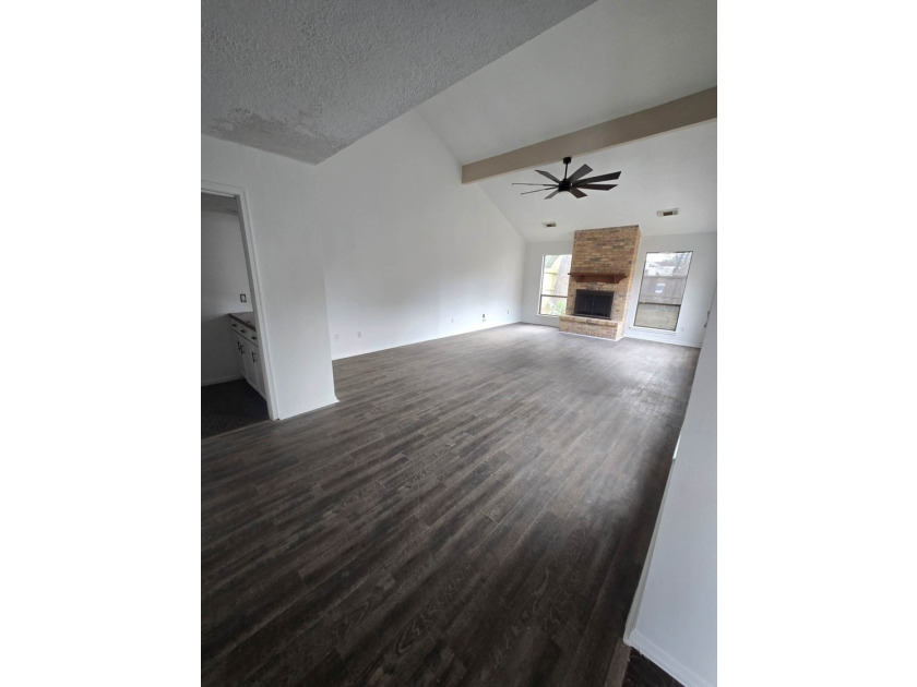 Beautiful, newly renovated 3 bed, 3 bath home with private - photo 18