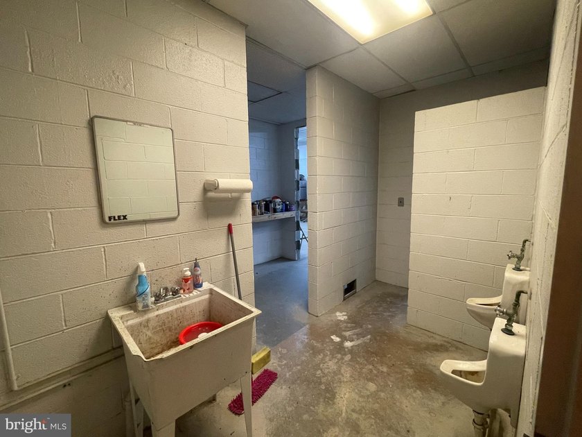 This versatile 18,000+/- square foot commercial property offers - photo 19