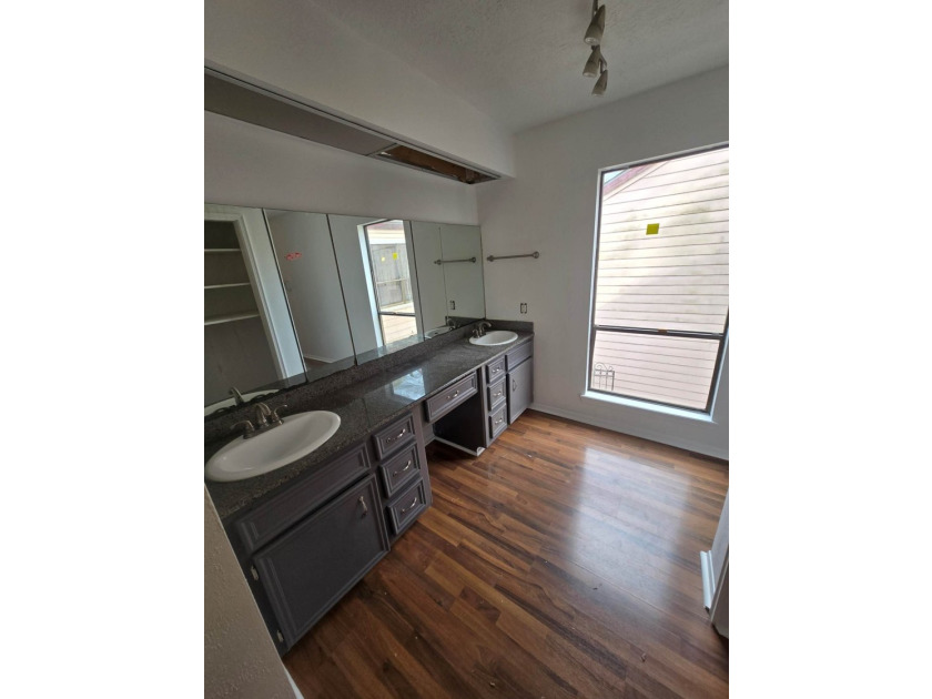 Beautiful, newly renovated 3 bed, 3 bath home with private - photo 21