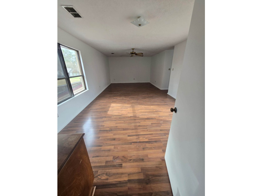 Beautiful, newly renovated 3 bed, 3 bath home with private - photo 23