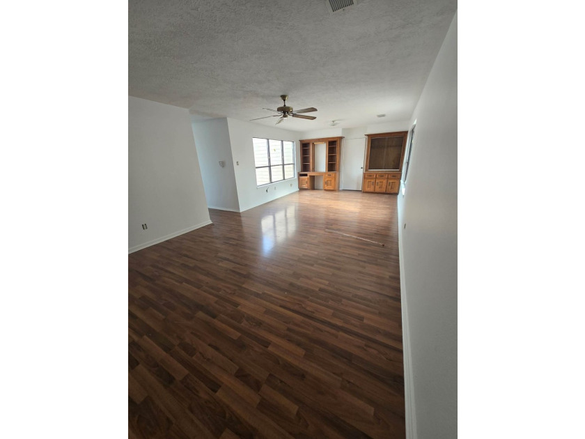 Beautiful, newly renovated 3 bed, 3 bath home with private - photo 24