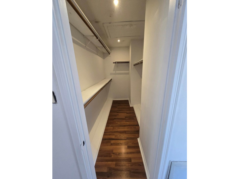 Beautiful, newly renovated 3 bed, 3 bath home with private - photo 25