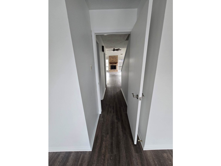 Beautiful, newly renovated 3 bed, 3 bath home with private - photo 30