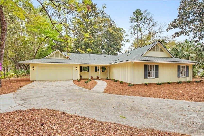 Welcome to this adorable, updated cottage in The Landings on - photo 2