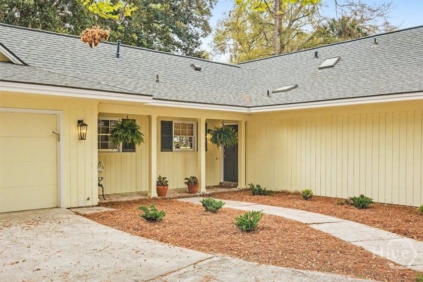 Welcome to this adorable, updated cottage in The Landings on - photo 4