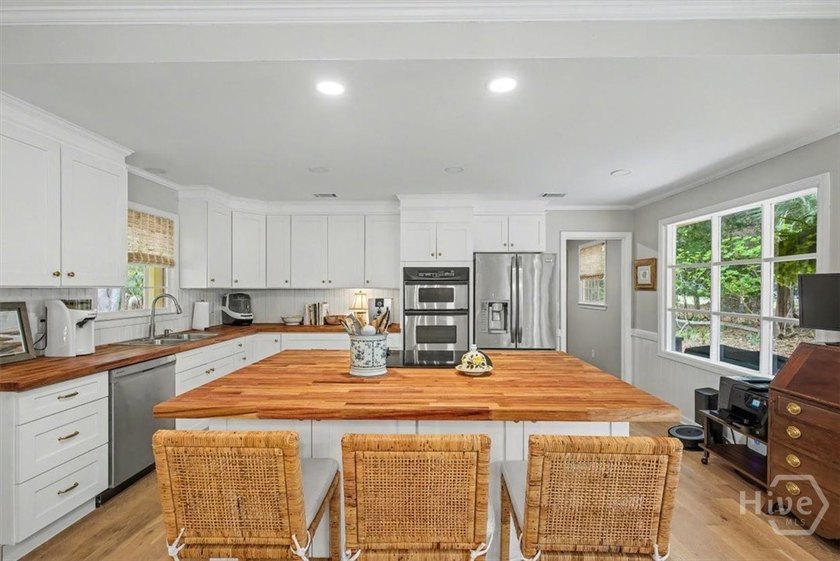 Welcome to this adorable, updated cottage in The Landings on - photo 6