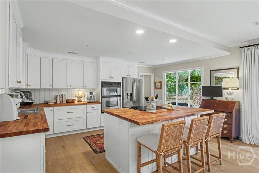 Welcome to this adorable, updated cottage in The Landings on - photo 7
