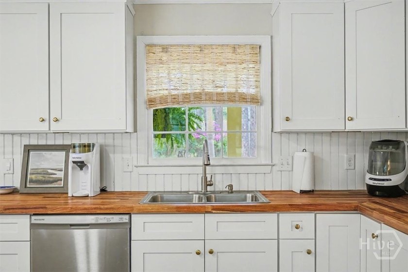 Welcome to this adorable, updated cottage in The Landings on - photo 9