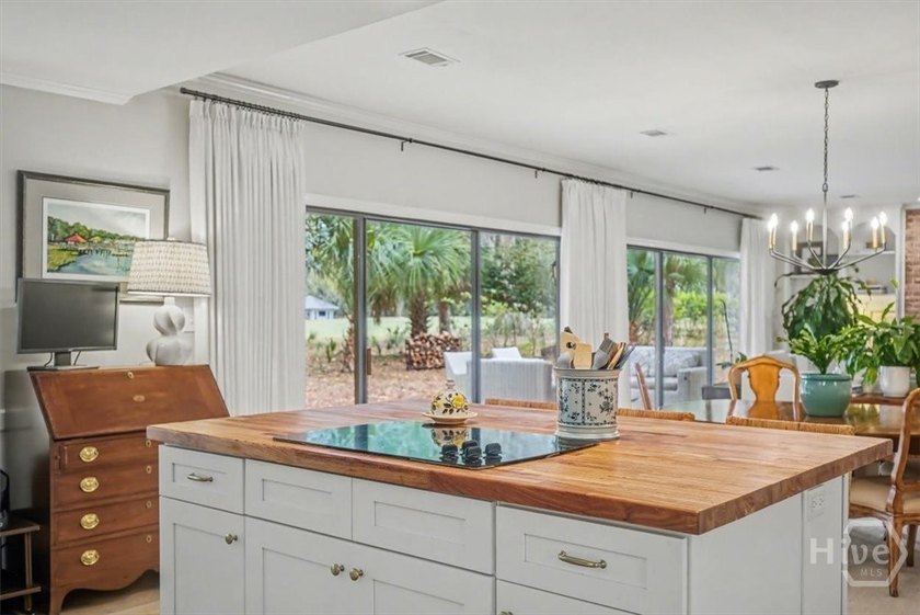 Welcome to this adorable, updated cottage in The Landings on - photo 10