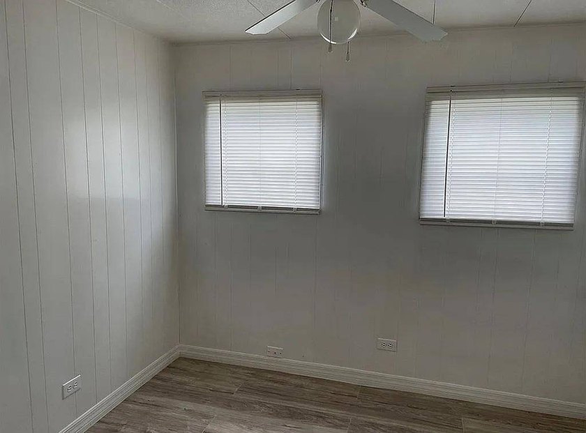 55+ Community. 2 Bed, one bath MH. Large living room and kitchen - photo 4