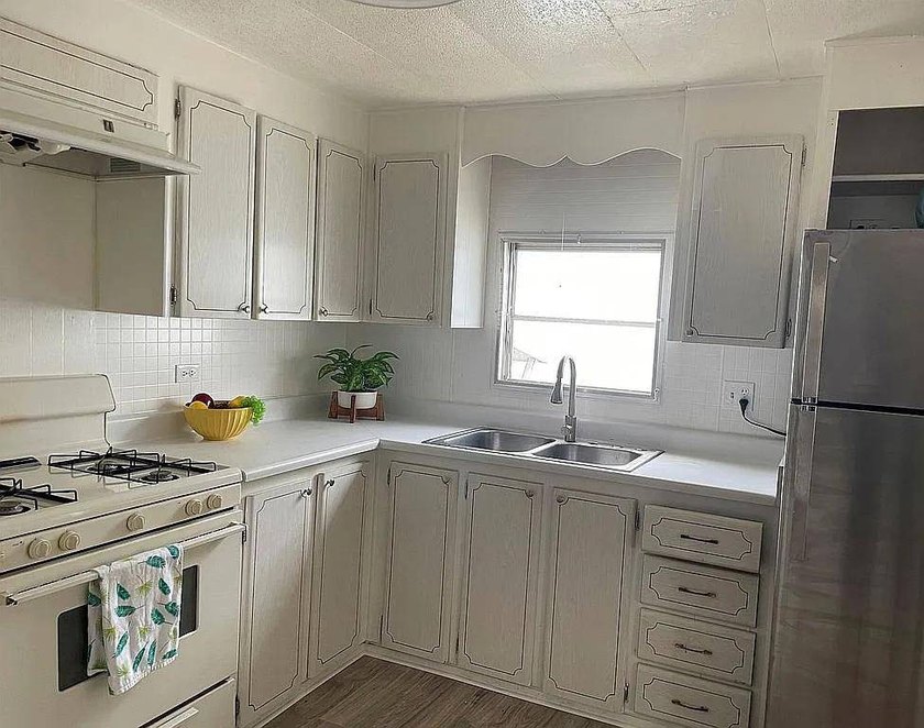 55+ Community. 2 Bed, one bath MH. Large living room and kitchen - photo 5