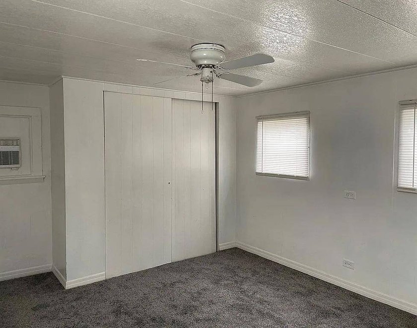 55+ Community. 2 Bed, one bath MH. Large living room and kitchen - photo 7