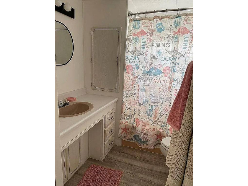 55+ Community. 2 Bed, one bath MH. Large living room and kitchen - photo 8