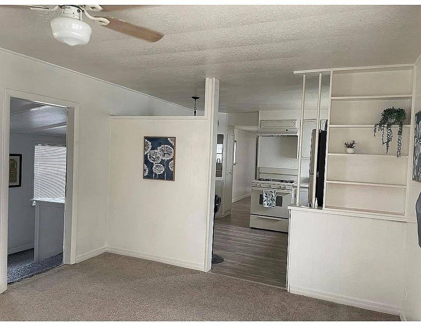 55+ Community. 2 Bed, one bath MH. Large living room and kitchen - photo 9
