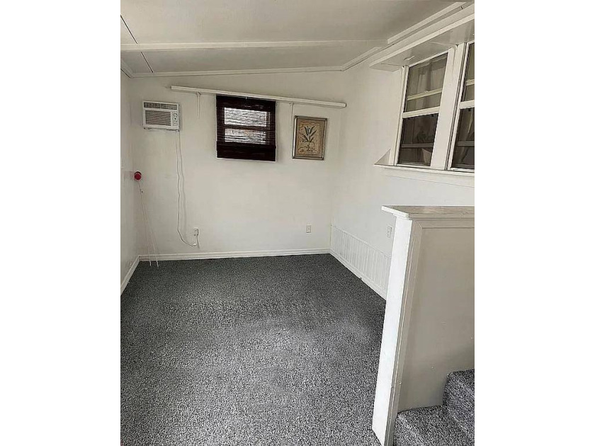55+ Community. 2 Bed, one bath MH. Large living room and kitchen - photo 10