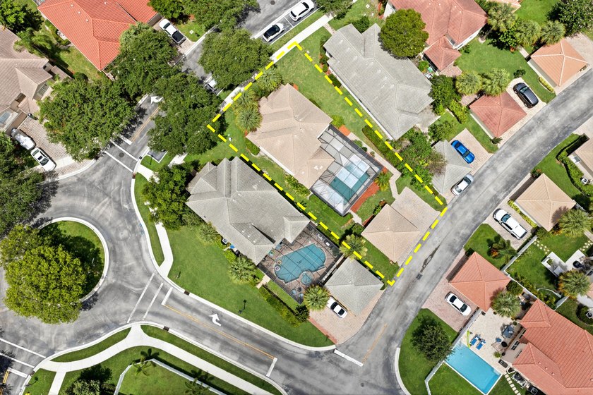 Welcome to a beautifully maintained residence in the highly - photo 2