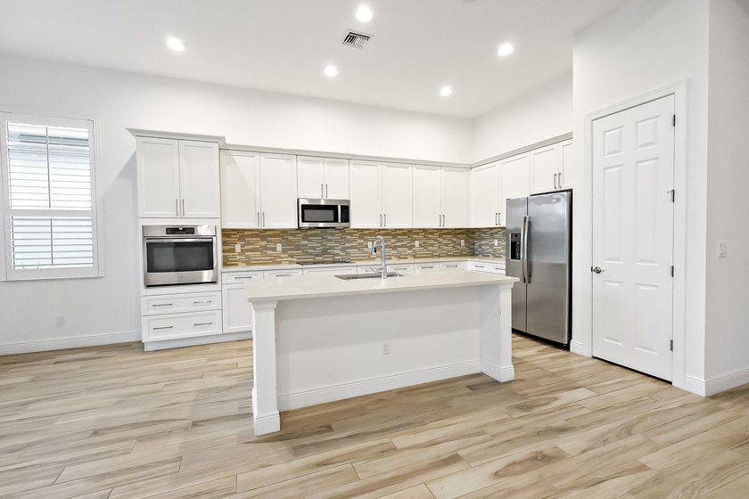 Welcome to both a home and community with endless luxury - photo 5