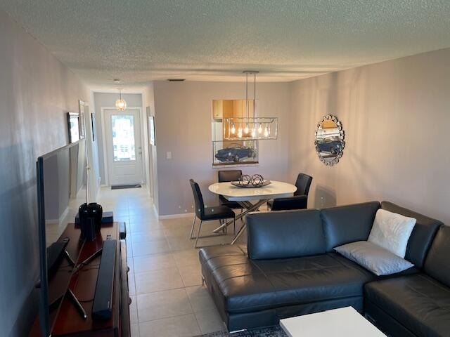 This beautifully renovated corner villa offers a perfect blend - photo 18