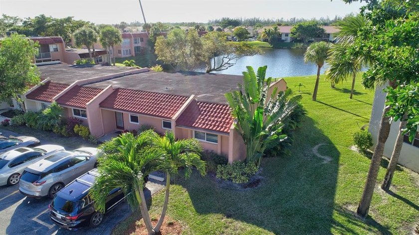 This beautifully renovated corner villa offers a perfect blend - photo 45