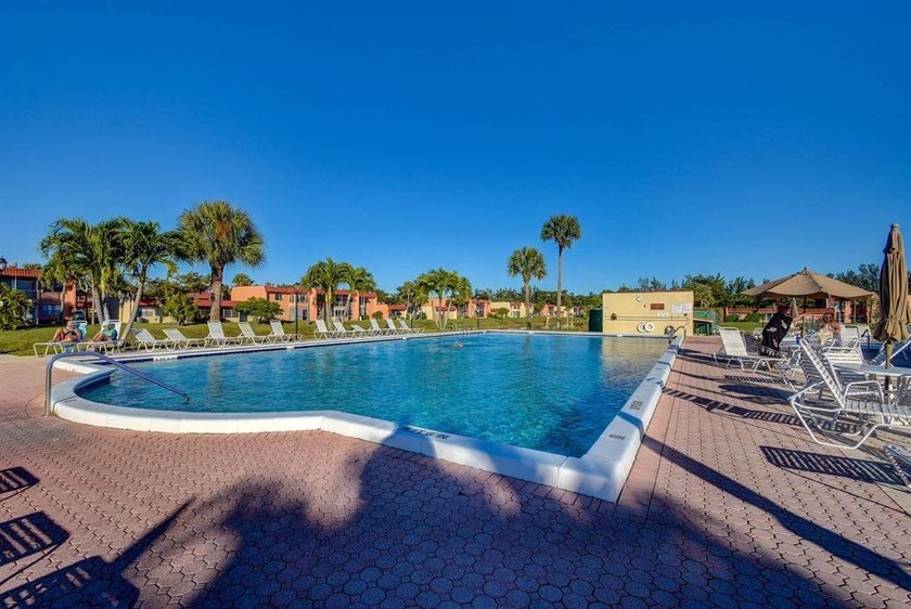 This beautifully renovated corner villa offers a perfect blend - photo 50