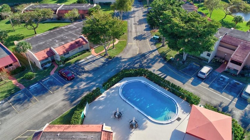 This beautifully renovated corner villa offers a perfect blend - photo 53