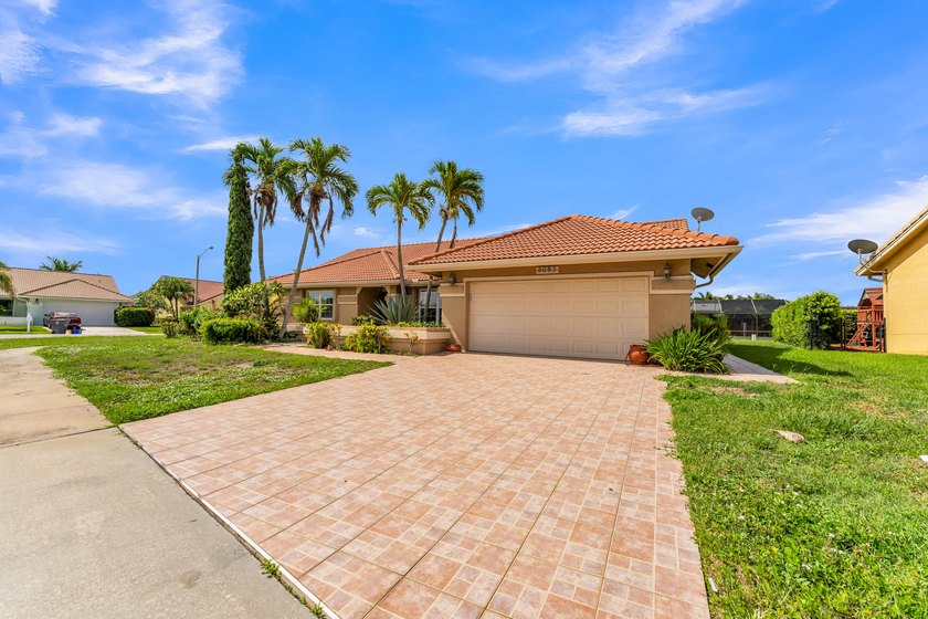 Step into this beautifully bright and spacious corner lot home - photo 3